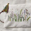 Pochette zippée, broderie champêtre sur jean blanc