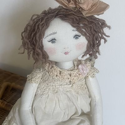 Manon dans sa robe de dentelle..(35cm)