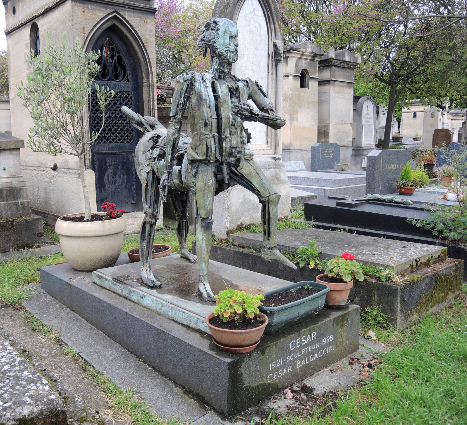 Paris, cimetière Montparnassse, tombe de César. (75)