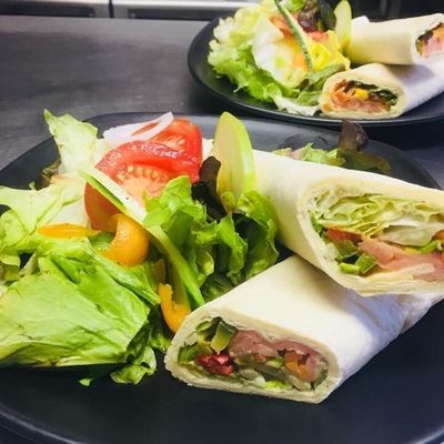 Wraps saumon fumé crudités, sauce au chèvre frais et ciboulette