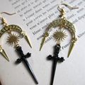 boucles d'oreilles croissant de lune et dague noire