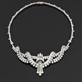 Collier draperie en platine, retenant par une rivière de diamants. Vers 1955
