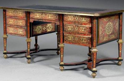 Grand bureau plat à huit pieds et à caissons en marqueterie de cuivre et d'écaille rouge, d'époque Louis XIV.