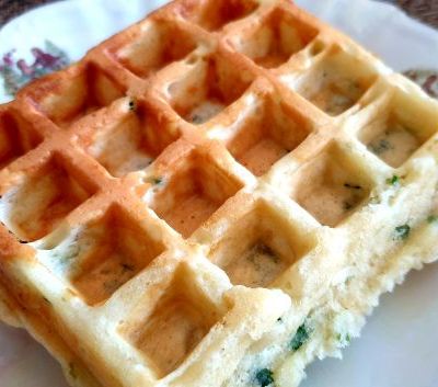 GAUFRES SALÉES AU CHÈVRE FRAIS ET AUX HERBES