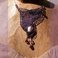 Un collier dentelle violet