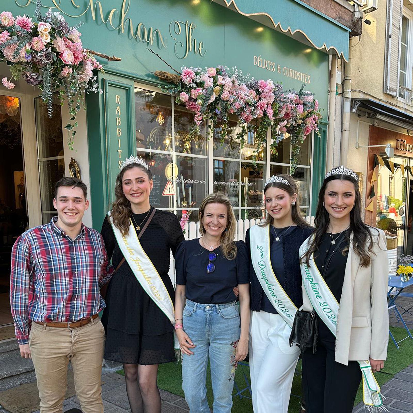Mélanie et les Miss Jonquilles 2025 davant L'Enchan'Thé