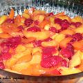 Crumble aux fruits de saison : abricots, nectarines et framboises