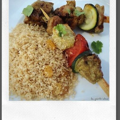 Brochettes de porc fa&ccedil;on tajine, semoule aux raisins