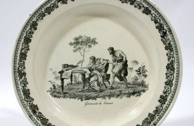 Deux assiettes en faience fine de Creil, vers 1825