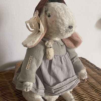 Garance et son petit béguin en velours...(15cm)