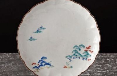 Japon, Arita,. Petite coupe polylobée. XVIIe siècle.Japon, Arita,. Petite coupe polylobée. XVIIe siècle.