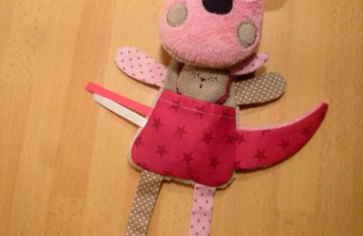 Doudou plat kangourou marron rose fuchsia