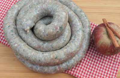 Fêtons les Lupercales au Gouezou: saucisses maison des Monts d'Arrée au porc blanc de l'Ouest, pommes, chou et cannelle!