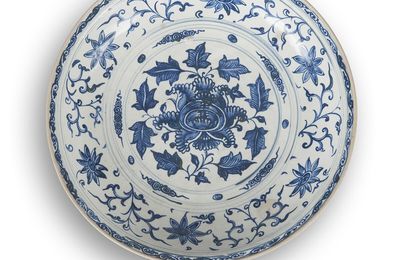 Grand plat en céramique blanche émaillée en bleu sous couverte, Vietnam, XVIIe siècle