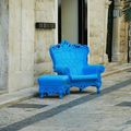 Le fauteuil bleu.