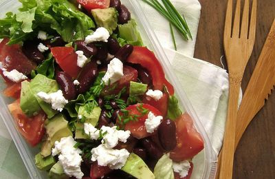 Salade aux haricots rouges, tomate, avocat et féta