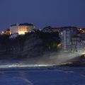 Biarritz, extérieur nuit.