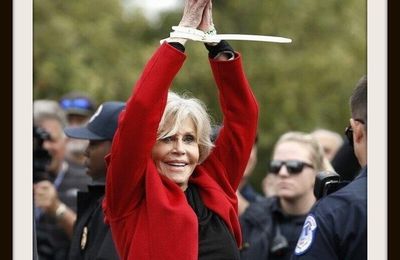 Style : Le manteau rouge de Jane Fonda est un véritable symbole de protestation