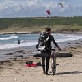 Kitesurf, windsurf et surf sur le spot de Goulien à Crozon (29) le 3 juillet 2020