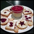 Panna cotta à l'eau de rose et coulis de framboise