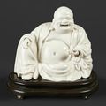 Statuette de Bouddha assis en blanc de Chine, tenant une pêche dans la main gauche, Période Kangxi (1662-1722)
