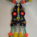 Collier en macramé et perles fluo