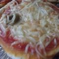 Mini pizza mozzarella et poivrons rouge.