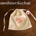 pochon avec fleur et coeur au crochet