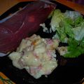 Reblochonne accompagnée de jambon et salade