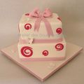 Gâteau d'anniversaire "rose et blanc" en pâte à sucre