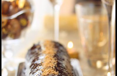 Bûche fondante à la poire et au caramel au beurre salé.