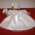 Robe blanche en organza  avec chapeau et chaussussons pour bb reborn 