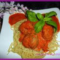 Spaghetti aux boulettes avec sa sauce tomate, lait de coco et amande.
