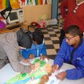 Ce matin, C.L.I.S. de l'Ecole Abdelaziz Ben Driss, réalisation d'une oeuvre collective pour les écoliers de l'Ecole Victor Hugo