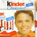 La photo du petit garçon sur les paquets de chocolats Kinder