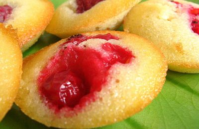 Financiers de saison aux framboises et groseilles