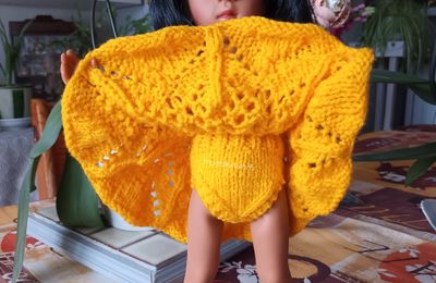 Mona en jaune soleil , fin de tenue ...