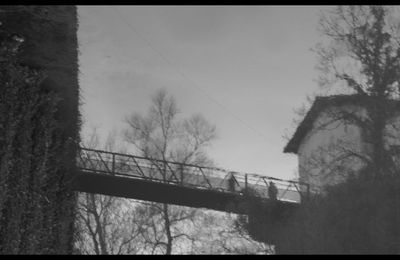 People walking on a bridge reflection /Le reflet de gens marchant sur un pont