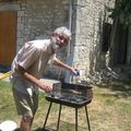 Papi cuit la viande sur le barbecue