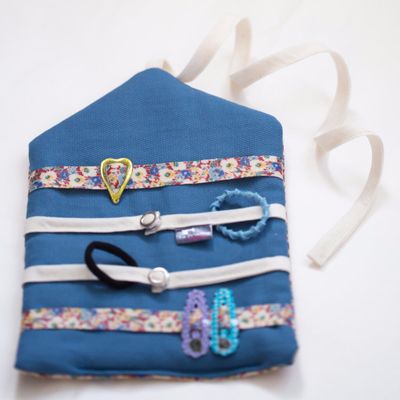 Une barrette par ici, un élastique par là...