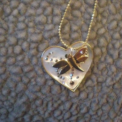 collier en metal doré et nacre fuschia