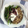 Quinoa, haricots verts, oignons rouges frits et sauce au yaourt
