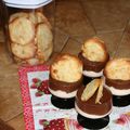 COUPE DE MOUSSES CHOCOLAT BLANC ET NOIR ET SA TUILE AUX AMANDES