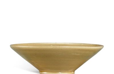 A Yue celadon-glazed tea bowl, Tang-Five dynastie (618-960)