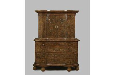 Commode de forme arbalète surmontée d'un cabinet à portes, coiffé d'une doucine. Allemagne, vers 1715-1720.