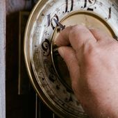 La pendule d'argent qui dit oui, qui dit non, qui dit " je vous attends ".