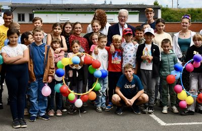 CHEZ LES FRANCAS, DES JEUX AVEC DES BALLONS DE BAUDRUCHE.