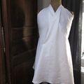Une robe portefeuille dos-nu en lin blanc pour Garance...