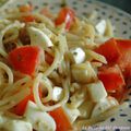 Salade tiède de spaghetti à la tomate et au pesto maison, sans blé, sans lait de vache