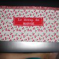 une superbe trousse en strass ,venez vite !!! et une petite carte aussi.